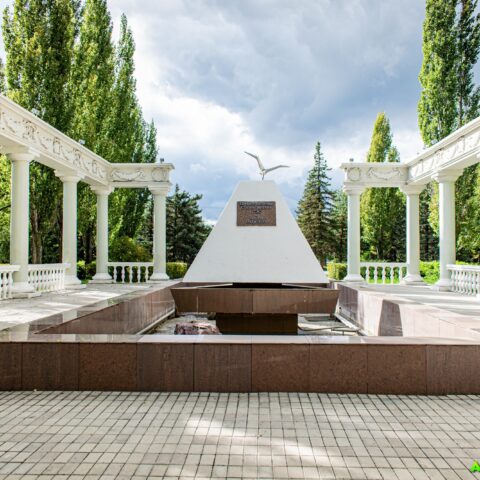 Памятник Первостроителям Сталинградской ГЭС и города Волжского г. Волжский, достопримечательности