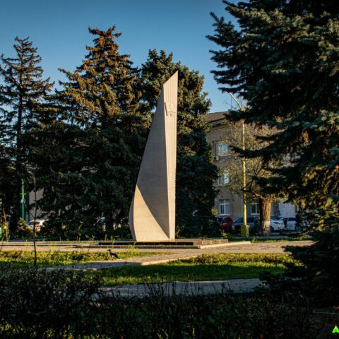 Знак-обелиск «Молодым строителям города»
