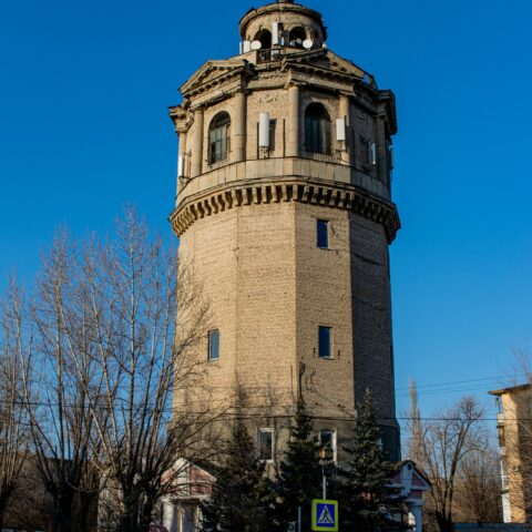 Старая водонапорная башня. Достопримечательности города Волжского