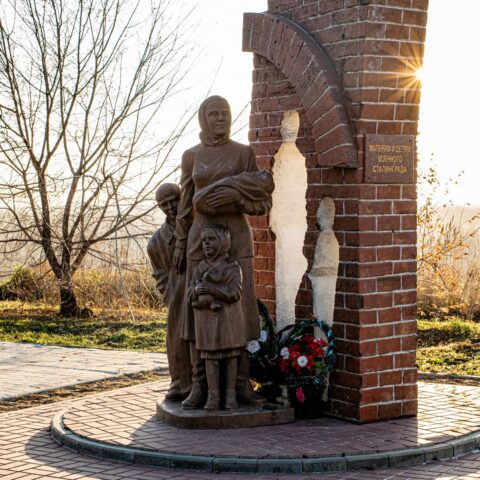 Памятник "Матерям и детям военного Сталинграда". Волжский
