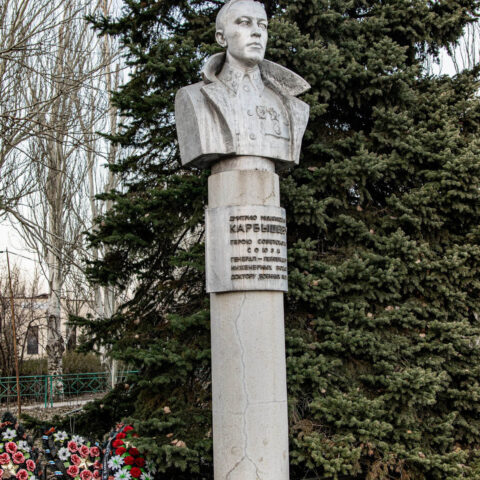Памятник Д.М. Карбышеву. Волжский