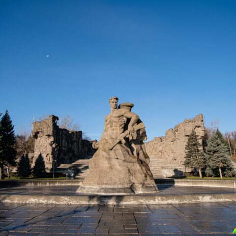 Площадь «Стоявших насмерть» на Мамаевом кургане. Достопримечательность Арт-Квест-Прогулка