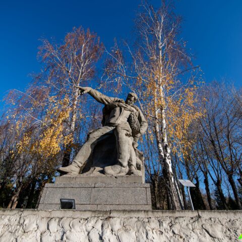 Памятник «Солдат, поддерживающий раненого командира» на Площади Героев на Мамаевом кургане Достопримечательность Арт-Квест-Прогулка