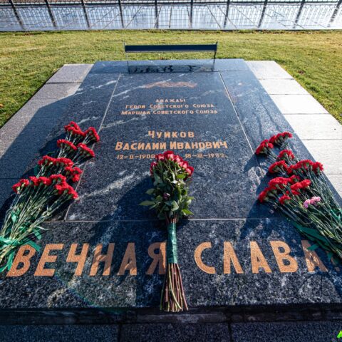 Мемориальная плита маршала В.И. Чуйкова площади на скорби на Мамаевом кургане Достопримечательность Арт-Квест-Прогулка