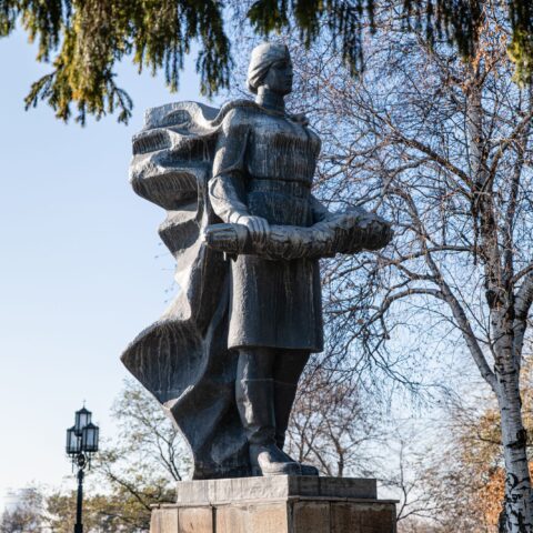 Женщина-солдат на Мамаевом кургане Достопримечательность Арт-Квест-Прогулка