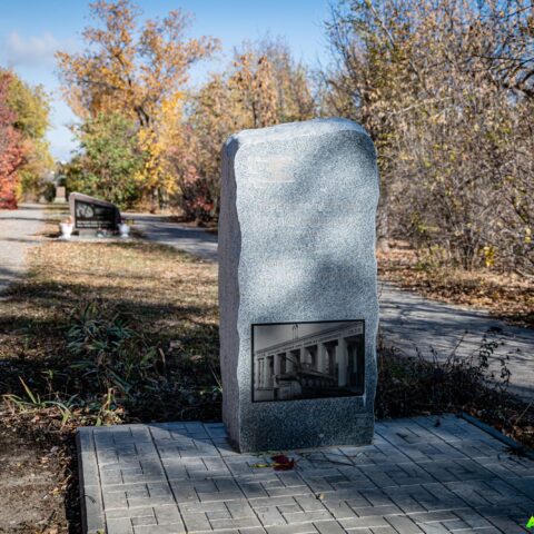 Памятник первостроителям СТЗ комсомольцам-семитысячникам. Достопримечательность Арт-Квест-Прогулка