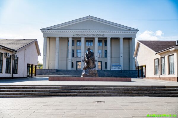 Памятник М. Горькому перед ДК Алюминиевого завода. Достопримечательность Арт-Квест-Прогулка