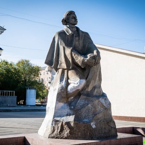 Памятник М. Горькому перед ДК Алюминиевого завода. Достопримечательность Арт-Квест-Прогулка