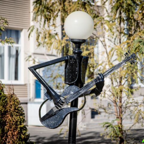 Декоративная композиция Гитарист. Достопримечательность Арт-Квест-Прогулка