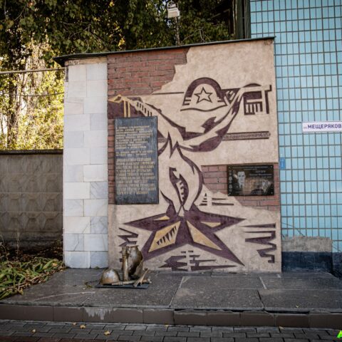 В честь бойцов пожарных Тракторозаводского района, появившихся героизм в дни Сталинградской Битвы. Памятная доска М.М. Перцеву. Достопримечательность Арт-Квест-Прогулка