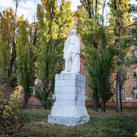 Памятник Ф.Э. Дзержинскому на территории Гимназии №13  Достопримечательность Арт-Квест-Прогулка
