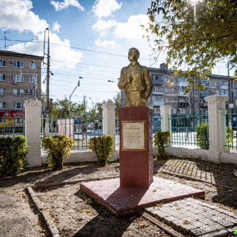 Памятник Олегу Кошевому на территории Средней школы №1  Достопримечательность Арт-Квест-Прогулка
