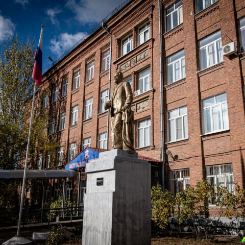 Памятник М.И. Калинину перед МОУ Основная школа-интернат Краснооктябрьского района Волгограда Достопримечательность Арт-Квест-Прогулка