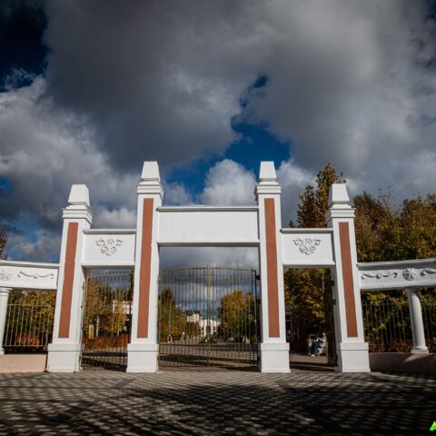 Входная арка в парк Гагарина Достопримечательность Арт-Квест-Прогулка