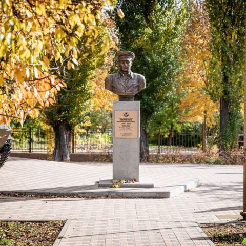 Бюст В. Ф. Маргелову в парке Гагарина Достопримечательность Арт-Квест-Прогулка