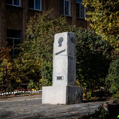 Памятная стела Н.А. Островскому  Достопримечательность Арт-Квест-Прогулка