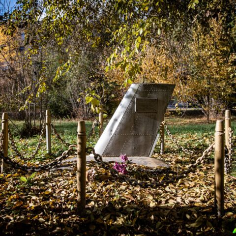 Памятник на месте крушения самолёта ЯК-52  Здесь 1 Мая 1993 года погиб лëтчик-инструктор Давыдченко Игорь Иванович Достопримечательность Арт-Квест-Прогулк