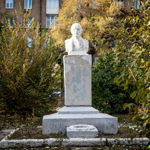 Бюст В.И. Ленину во дворе д/с №386  Достопримечательность Арт-Квест-Прогулка