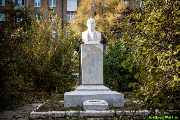 Бюст В.И. Ленину во дворе д/с №386  Достопримечательность Арт-Квест-Прогулка