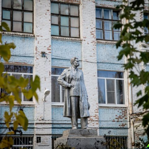Памятник Максиму Горькому на Нижних Баррикадах. Достопримечательность Арт-Квест-Прогулка
