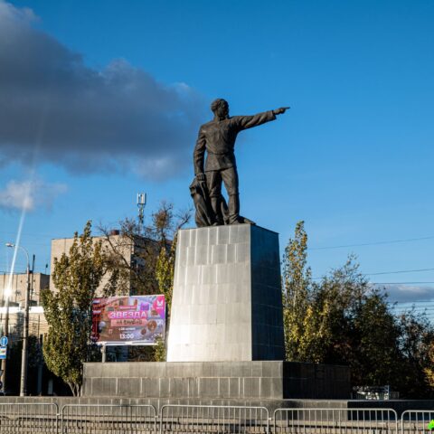 Памятник Ф.Э. Дзержинскому на тракторном. Достопримечательность Арт-Квест-Прогулка