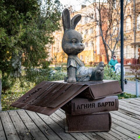 Памятник зайке из стихотворения Агнии Барто. Волгоград. Достопримечательность Арт-Квест-Прогулка