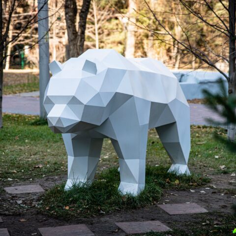 Декоративный объект Белый медведь. Волгоград. Достопримечательность Арт-Квест-Прогулка