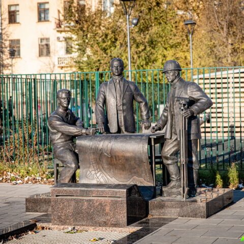 Скульптура Строители Волгоград. Достопримечательность Арт-Квест-Прогулка