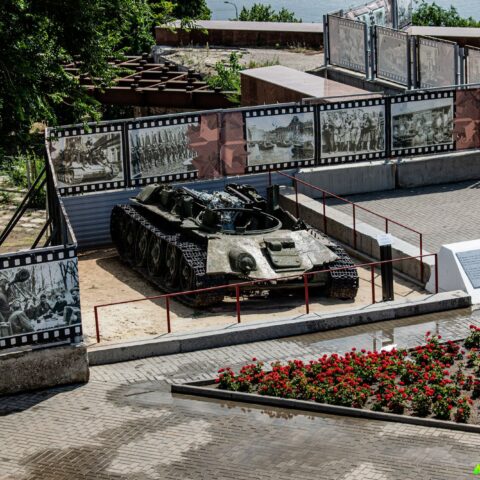 Остов танка Т-34-76 у Музея-панорамы Сталинградская битва  Достопримечательность Арт-Квест-Прогулка