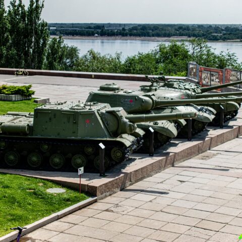 Выставка военной техники у Музея-панорамы Сталинградская битва  Достопримечательность Арт-Квест-Прогулка