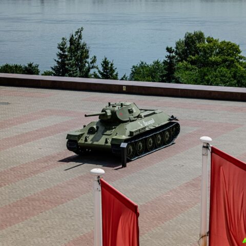 Средний танк Т-34  у Музея-панорамы Сталинградская битва  Достопримечательность Арт-Квест-Прогулка