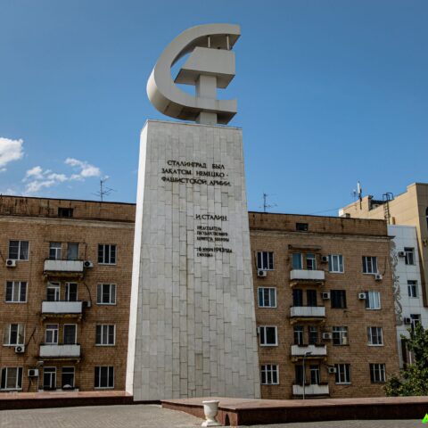 Стела музея-панорамы Сталинградская битва  Достопримечательность Арт-Квест-Прогулка