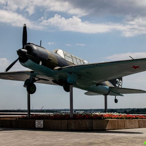 Памятник самолёту СУ-2 (ББ-1)   у Музея-панорамы Сталинградская битва  Достопримечательность Арт-Квест-Прогулка