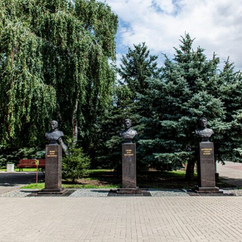 Бюсты Жукова, Сталина, Василевского  у Музея-панорамы Сталинградская битва Достопримечательность Арт-Квест-Прогулка 