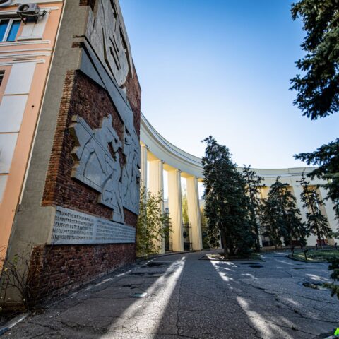 Памятная стена 58 дней в огне  Барельеф и Колоннада, посвященные героической обороне Дома Павлова Достопримечательность Арт-Квест-Прогулка 