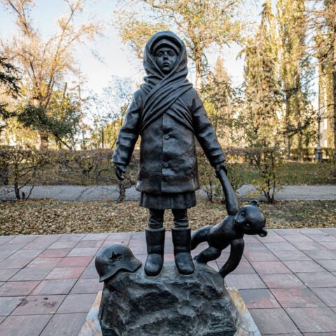 Памятник детям, пережившим войну  Достопримечательность Арт-Квест-Прогулка 