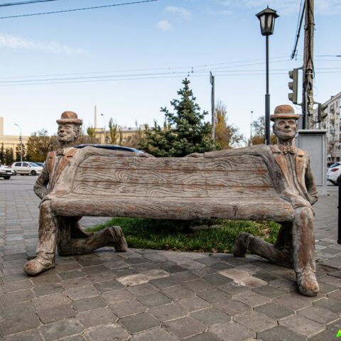 Скамейка "Джентльмены" Достопримечательность Арт-Квест-Прогулка 
