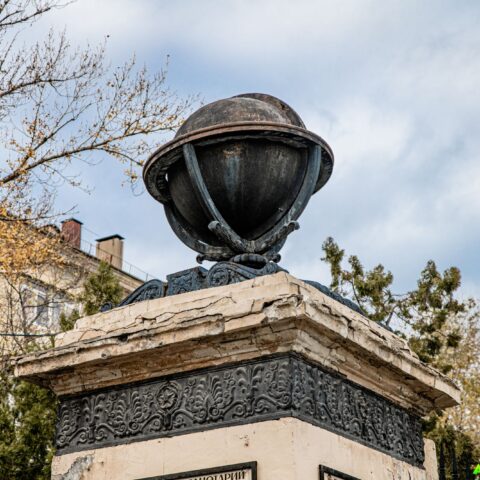 Скульптурная композиция "Планета", рядом со зданием планетария Достопримечательность Арт-Квест-Прогулка
