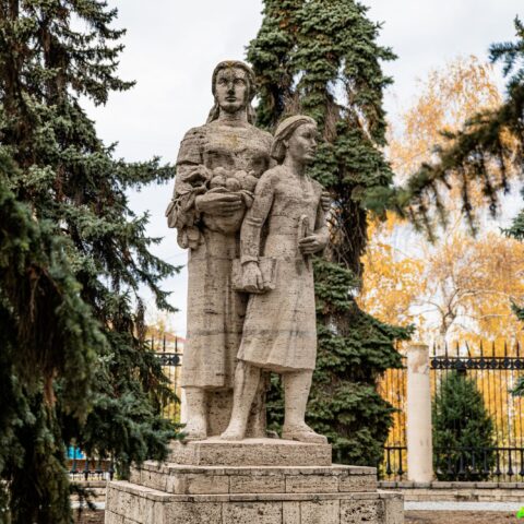 Жанровая скульптура "Познание мира", рядом со зданием планетария. Достопримечательность Арт-Квест-Прогулка