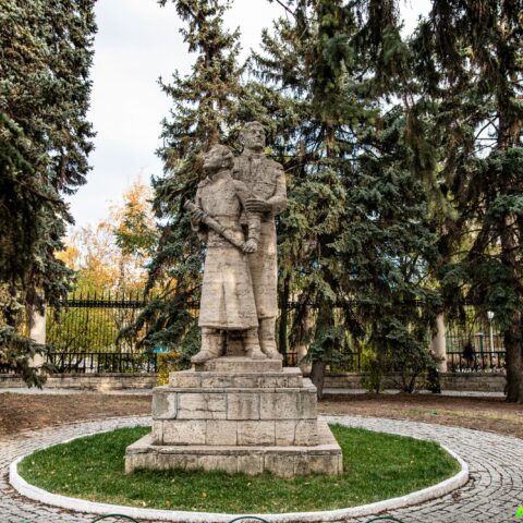 Жанровая скульптура "Астрономия", рядом со зданием планетария. Достопримечательность Арт-Квест-Прогулка