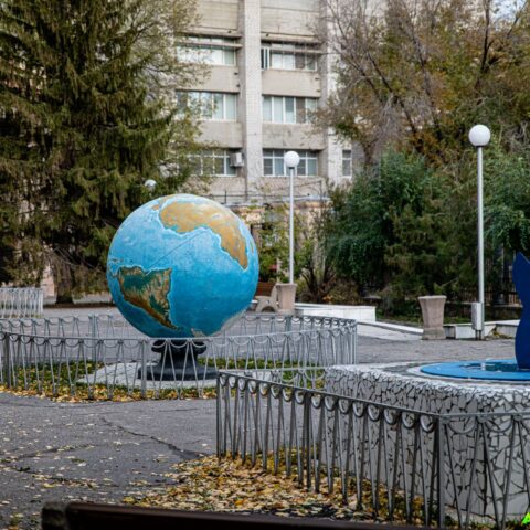 Декоративное сооружение Глобус , на территории планетария. Достопримечательность Арт-Квест-Прогулка