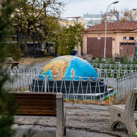 Декоративное сооружение Земля, на территории планетария. Достопримечательность Арт-Квест-Прогулка