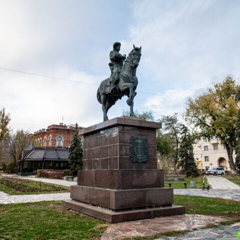 Памятник первому воеводе Царицына князю Засекину Григорию Осиповичу (1550-1592 гг.)  Достопримечательность Арт-Квест-Прогулка