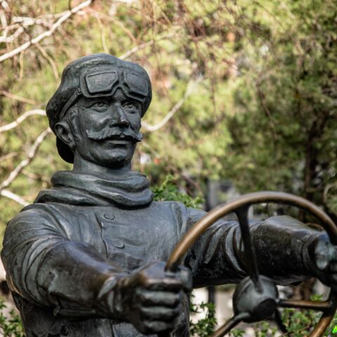 Памятник Автомобилист Адам Козлевич Волгоград. Достопримечательность Арт-Квест-Прогулка