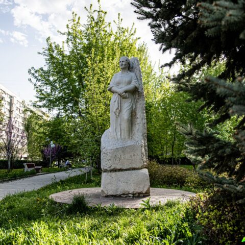 Памятник поэтессе Маргарите Агашиной Волгоград. Достопримечательность Арт-Квест-Прогулка