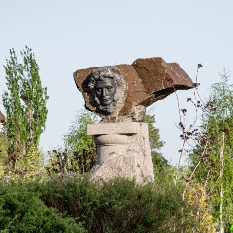 Памятник А.С. Пушкину в Сквере Пушкина Волгоград. Достопримечательность Арт-Квест-Прогулка