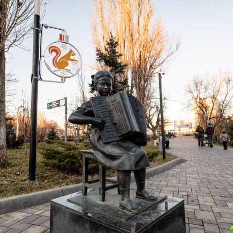 Памятник Девочка с аккордеоном Волгоград. Достопримечательность Арт-Квест-Прогулка