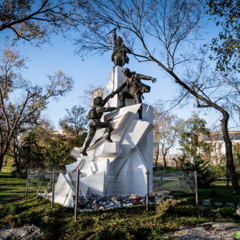 Скульптурная композиция «Вперед и вверх» Волгоград. Достопримечательность Арт-Квест-Прогулка